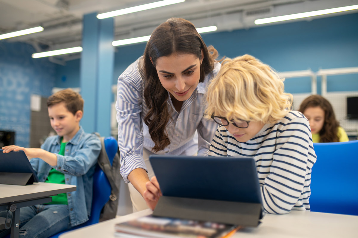 Zwei Frauen schauen gemeinsam in einen Laptop. 