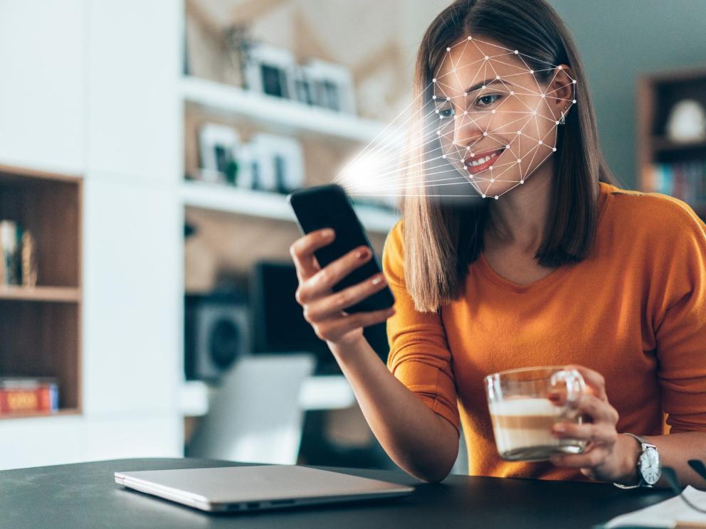 Frau schaut in ein Handy